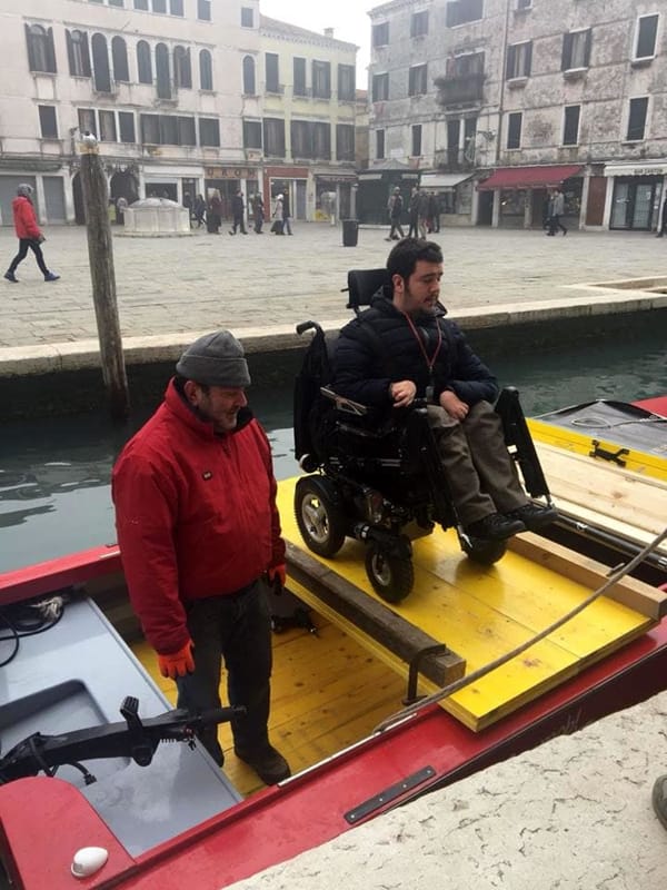 veneziatoday's tweet photo. #Elezioni2018 | Seggio "irraggiungibile": l'elettore in carrozzina viene portato al seggio in barca grazie al progetto #FreeMob #Venezia https://t.co/6q6ewgI8Dj https://t.co/7UhSAErU2Q