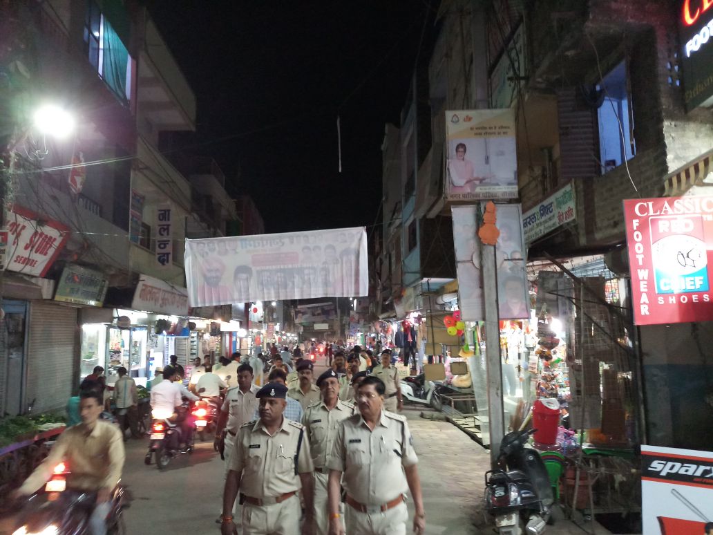 SpSehore's tweet photo. सीहोर। नगर पुलिस अधीक्षक एस आर सेंगर एवं थाना प्रभारी कोतवाली श्री अजय नायर ने किया शहर का पैदल भ्रमण , सुधारी व्यवस्था । वहीं आपराधिक तत्वों पर कार्यवाही करते हुए 02 फरार स्थाई वारंटियों की धरपकड़ कर किया गिरफ्तार...... https://t.co/F6zMST8G33