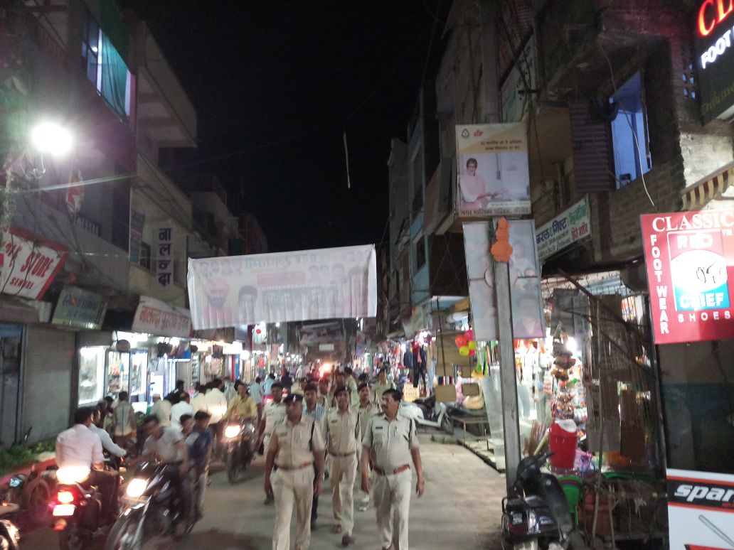 SpSehore's tweet photo. सीहोर। नगर पुलिस अधीक्षक एस आर सेंगर एवं थाना प्रभारी कोतवाली श्री अजय नायर ने किया शहर का पैदल भ्रमण , सुधारी व्यवस्था । वहीं आपराधिक तत्वों पर कार्यवाही करते हुए 02 फरार स्थाई वारंटियों की धरपकड़ कर किया गिरफ्तार...... https://t.co/F6zMST8G33
