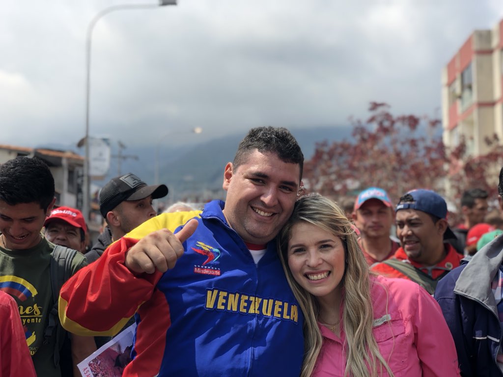 JEHYSONGUZMAN's tweet photo. AHORA!!! Pdte. @nicolasmaduro acá vamos junto al Pueblo Merideño llenos de Alegría, Paz, Humildad a seguir dejando en claro que el Legado del Comandante Chávez sigue más Vivo que Nunca #A5AñosDeTuSiembraComandante #TodosSomosChavez porque #JuntosTodoEsPosible https://t.co/UByV5b2tma