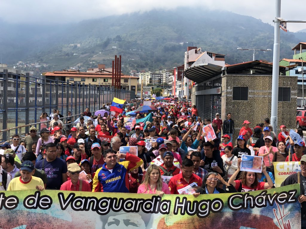 JEHYSONGUZMAN's tweet photo. AHORA!!! Pdte. @nicolasmaduro acá vamos junto al Pueblo Merideño llenos de Alegría, Paz, Humildad a seguir dejando en claro que el Legado del Comandante Chávez sigue más Vivo que Nunca #A5AñosDeTuSiembraComandante #TodosSomosChavez porque #JuntosTodoEsPosible https://t.co/UByV5b2tma