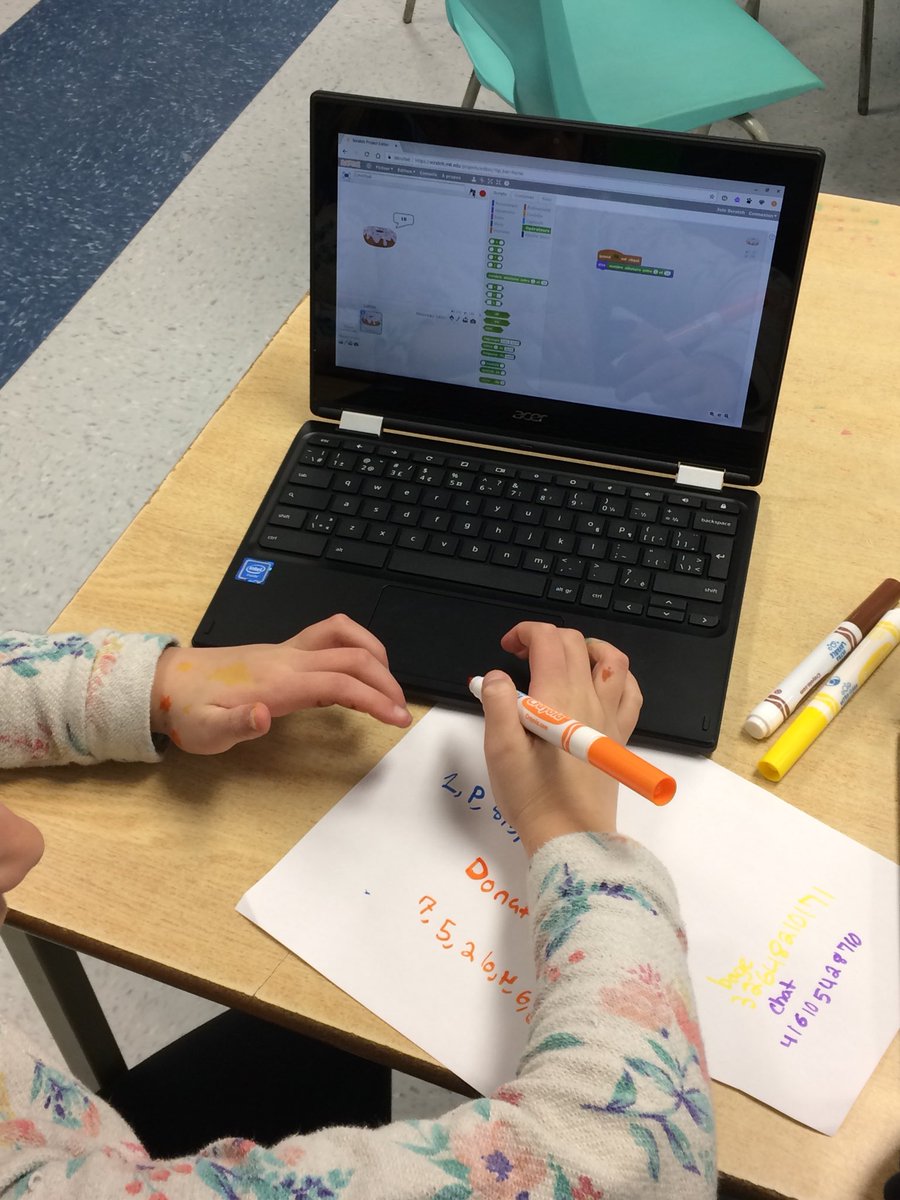 tetrmich's tweet photo. Les élèves dans la classe de M Brosseau font des expériences de probabilité avec #Ozobot et #Scratch. @EECStTdAquin @CscpTechnoped https://t.co/oIV0c1dr8S