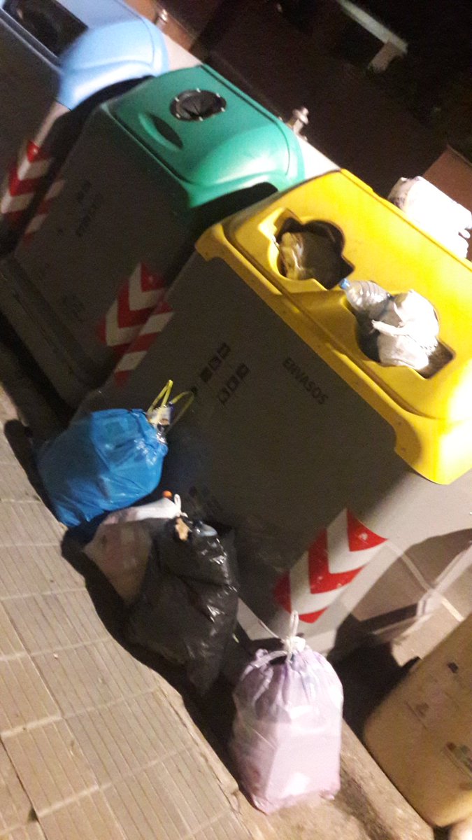 ClaraTuiter's tweet photo. És molt difícil reciclar així... c/Matas @Aj_Tiana https://t.co/niSXSUF2Ec