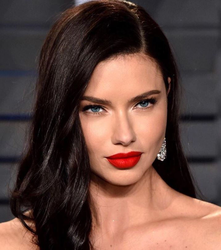 LLMedia's tweet photo. GET THE LOOK: Adriana Lima's Beauty Look at the 2018 Vanity Fair Oscar Party https://t.co/6grLaNAOes via @LLMedia https://t.co/BGACFQg1zc