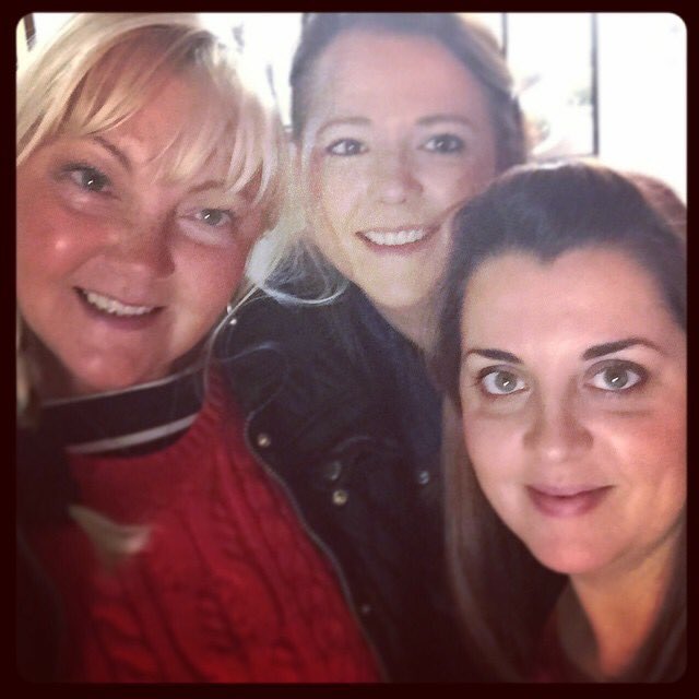ladystationer's tweet photo. @CleverBusyB @eteaket This is my mum, my sister and Me 👏🏼👏🏼#teaformum https://t.co/F9Ch6qWjKz