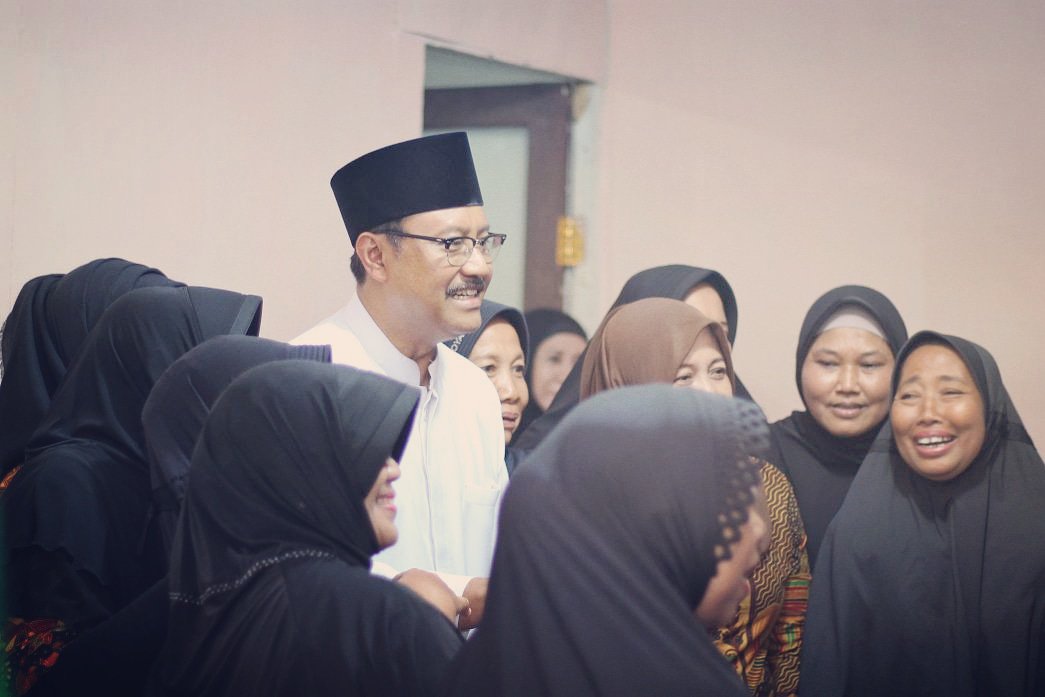 GusIpul_ID's tweet photo. Saya dan mbak @puti_soekarno berkomitmen untuk mendampingi dan membantu ibu-ibu agar mandiri secara ekonomi.

Pelatihan UMKM dan ekonomi digital dapat membantu ibu-ibu untuk berdikari secara ekonomi.

Kabeh Sedulur Kabeh Makmur

#GusIpul #MbakPuti #UMKM #pilgubjatim2018 https://t.co/b0oZiS0XTf
