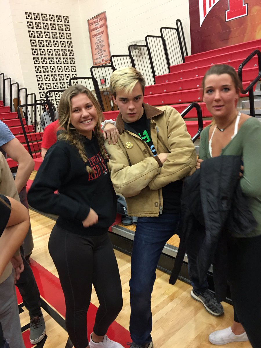 MatthewPoynter3's tweet photo. Happy bday khloball https://t.co/KjFKXxYO72