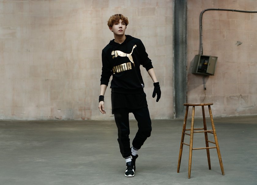ger_bangtan's tweet photo. [PUMA OFFICIAL BLOG] PUMA X BTS 4yrs HISTORY : 2016 [#BOGSOCK] @BTS_twt 

👉https://t.co/QBVzOIrSrF
#iHeartAwards #BestFanArmy #BTSARMY https://t.co/fzlrD1PTiv