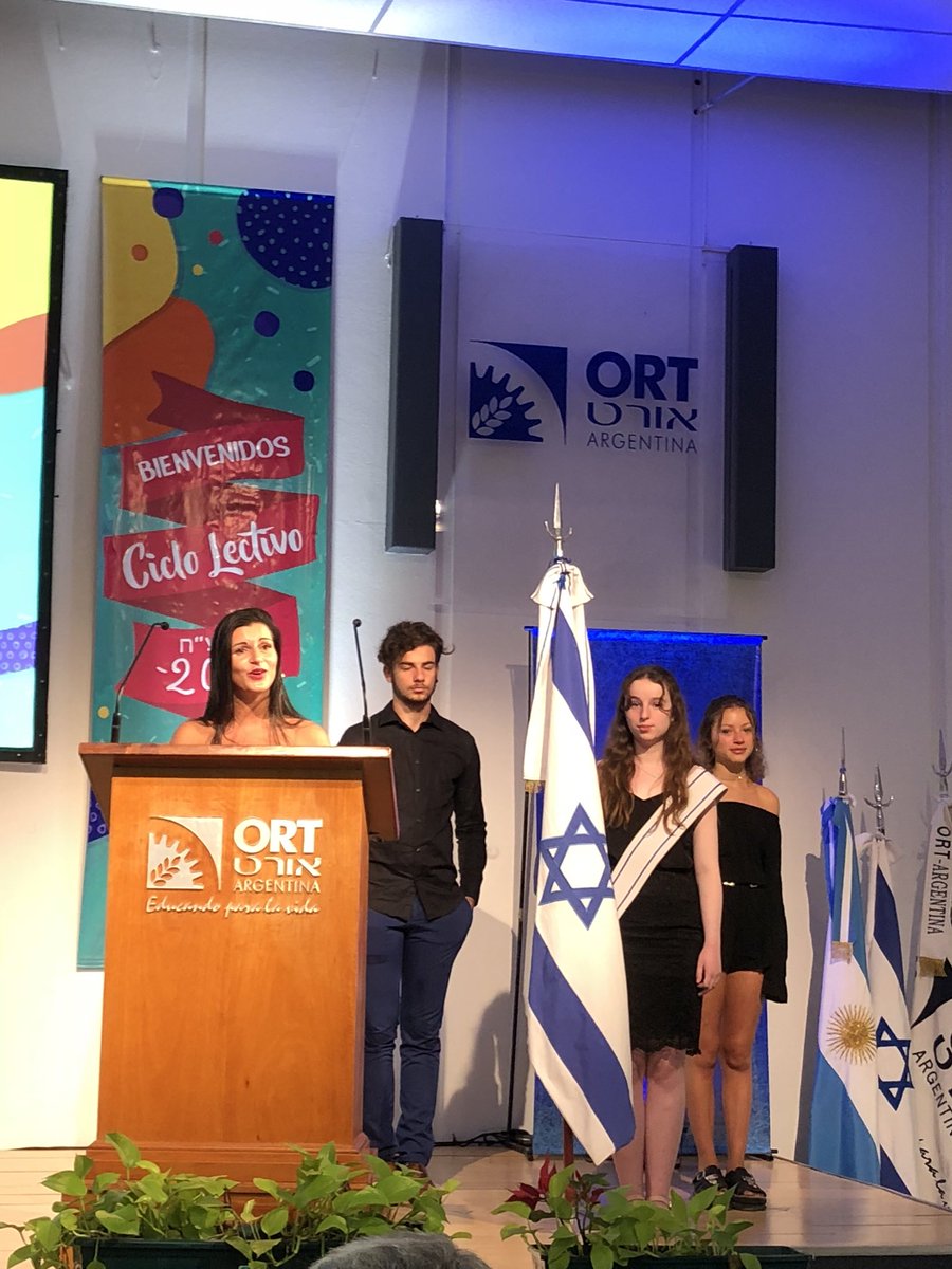 ORTArgentina's tweet photo. #ORT2018
Verónica Tawil, coordinadora de alumnos de 1er. año en sede Almagro, comparte unas cálidas palabras con los presentes: “Hoy se convierten en integrantes de la familia ORT y lo que más queremos es que puedan vivir plenamente este camino que empiezan a recorrer”. https://t.co/kzzLQwQjQk