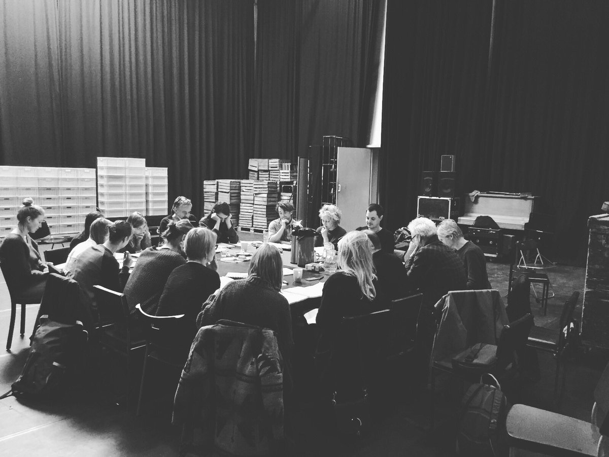 VerdrietvdZZ_22's tweet image. Eerste lezing Lost in the Greenhouse voor @LF2018! De repetities zijn begonnen met het goede nieuws dat 22 voorstellingen zijn uitverkocht! Beslis dus snel: lostinthegreenhouse.com