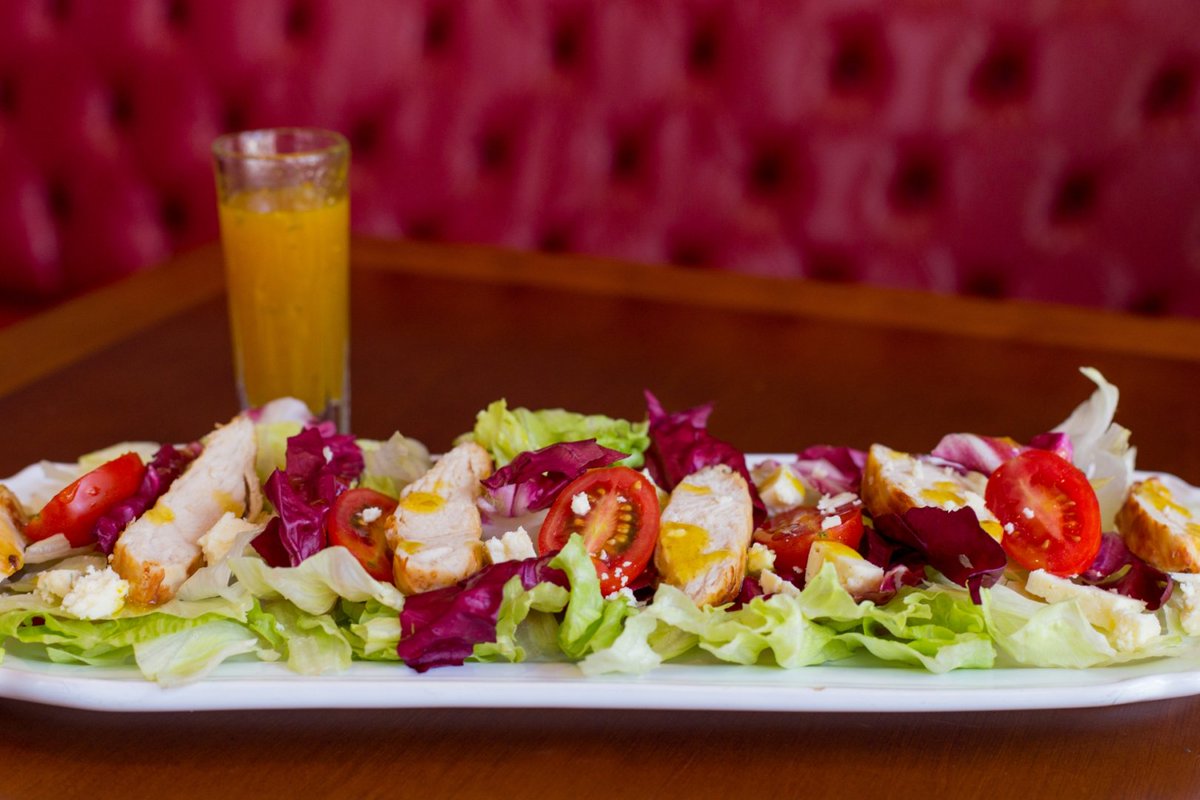 Monday + salad 👉🏻 A melhor pedida para abrir a semana de uma forma leve e muito saborosa! Vem pro #BrouneBrasil 😍 #healthfood #lunch