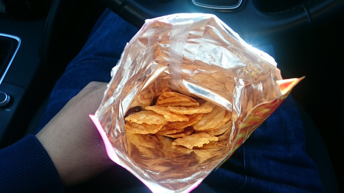 BMobileLife's tweet photo. @Tesco Disappointed! I know this was part of the meal deal, but this is ridiculous! The packet was almost empty! #Disapointed #shortchange #fullofair #Tesco https://t.co/R72y4k51LH