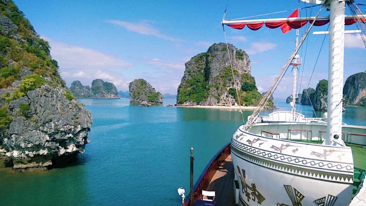 JVFCruise's tweet photo. This breathtaking view won’t be around if you don’t anything to help the nature from global warming. 
Every 1% of your bill goes into out “Save the Bay” campaign. 
#savethebay #jvfcruise #justveryfun #halongbay #vietnam #mothernature https://t.co/TKDrRppjET