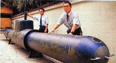 津原泰水 やすみ 人間魚雷 回天 内の闇で数分間 自分からは出られない ちゃちな潜望鏡を通じてしか外は見えない 体験 何処かでやらないかな 日本人に生まれて良かっただなんて二度と云えなくなるぞ よく見る内部写真はレプリカで あれでも大きく