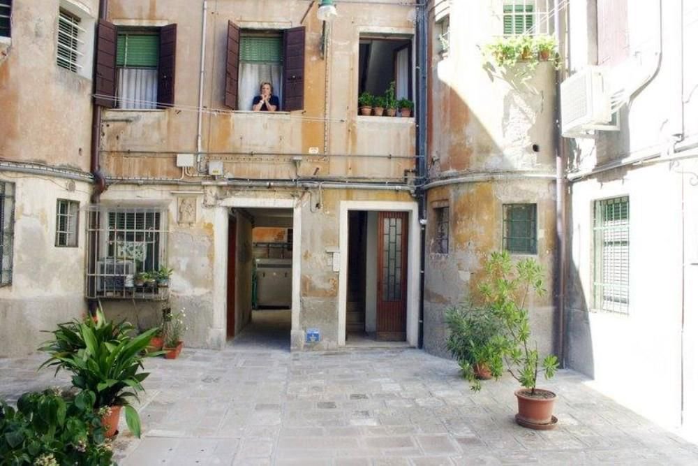 A QUIET APARTMENT TO EXPERIENCE THE REAL VENICE Nested in a nice inner courtyard, Ca' Gigia apartment is located in the heart of Venice, the San Polo neighborhood. The Rialto Bridge is within walking distance. Sleeps four. homeaway.co.uk/p6400080 #travel #Italy #Venice