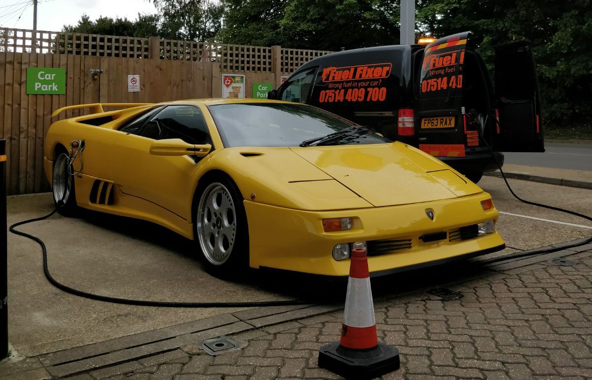 FuelFixerUK's tweet photo. #wrongfuel #fueldrain #Lamborghini #diablo @FuelFixerUK to the rescue https://t.co/uPt69DuLP6