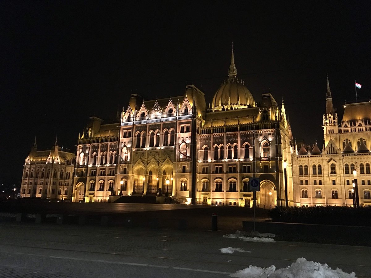 CommandeursCDL's tweet photo. M18 à Budapest depuis 2 jours. Défaite 5-2 contre un U20. Plusieurs activités et visites. Maintenant direction la Slovaquie, plus précisément à Bratislava. 

#cdlpride #hockey #excellence https://t.co/njtD0toyml