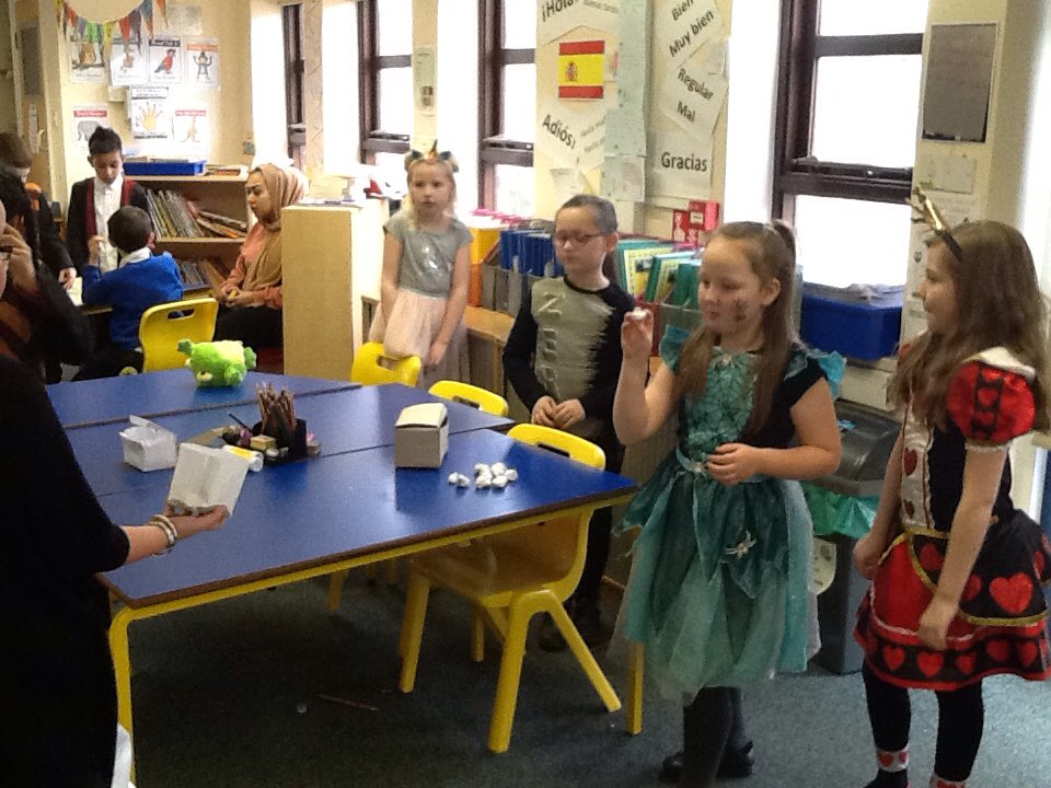 GrangehurstCov's tweet image. 3VR #WorldBookDay2018 #FunInABox #CatInTheHat