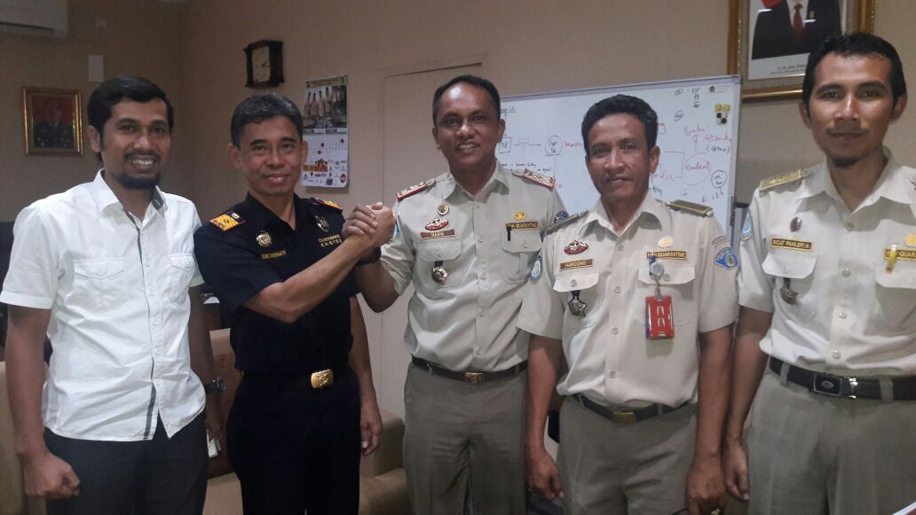 bppmhkp_sby2's tweet photo. 5/3 #OneHealthKIPM Kepala Balai melakukan K3 dengan Kepala Kantor Pelayanan Bea Cukai Tanjung Perak di Kantor Bea Cukai Tanjung Perak @HumasBKIPM @rinajanwar2201 @Hasim23568162 @kkpgoid @ITJEN_KKP @Septiama_bkipm @tgh_samudro @riza_priyatna @WSSUMITRO @sugimanbkipm https://t.co/PuwdFItcCO
