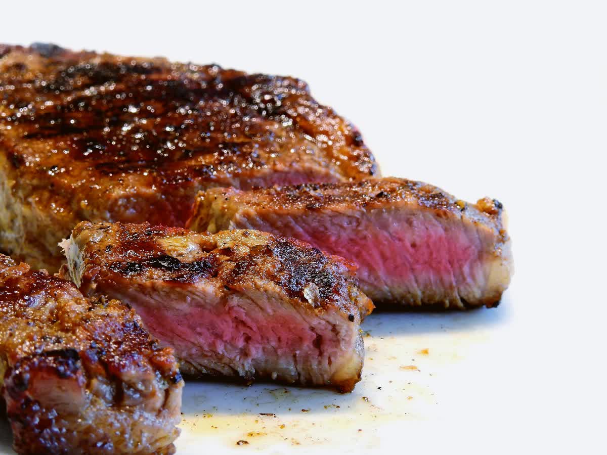 OstrimMeatSnack's tweet photo. How much #protein you need in your diet varies from person to person. A general rule of thumb is 46g for women and 56g for men. That's roughly 3.2 #Ostrim sticks for women and 4 Ostrim sticks for men to get a whole day's worth!

#meat #healthsnacks #highprotein #lowfat #lowcarb https://t.co/A18oAo3gJ2