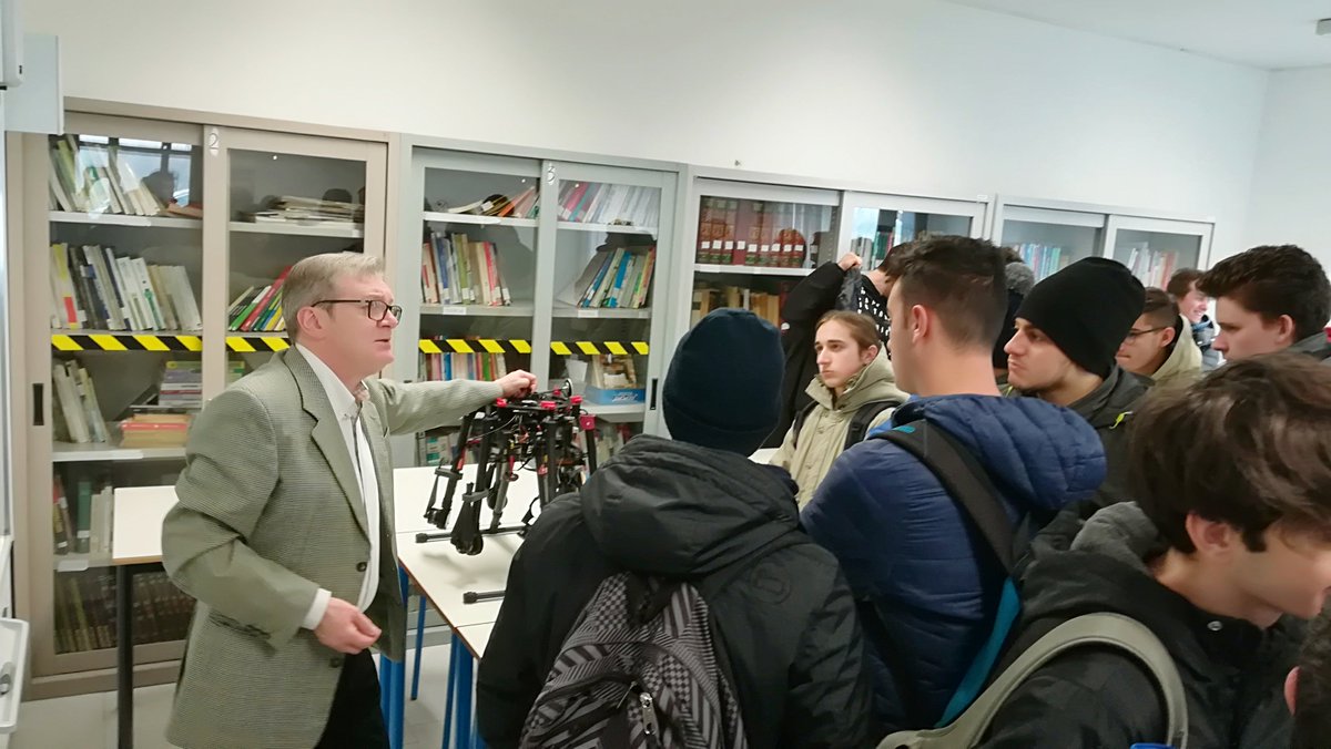 docservizi's tweet photo. All'Istituto Agrario Bentegodi di Villafranca grande entusiasmo e partecipazione delle classi quinte al worhshop #docdronesacademy tenuto dal nostro socio master Luca Falco.
#socidoc #drones #aeropilotaggio #agricoltura #coltura #news #fieridiesseredoc #formazione #scuola #enac https://t.co/d6asCmeFa0