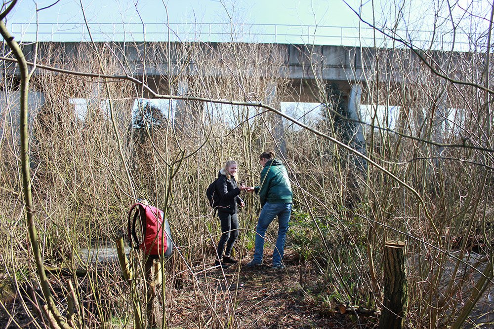 Studenten <a href="/HR_WAM/">Watermanagement</a> boren en meten erop los voor onderzoek naar #waterkwaliteit in Blijdorp #GoedWerk bit.ly/2thAMoO