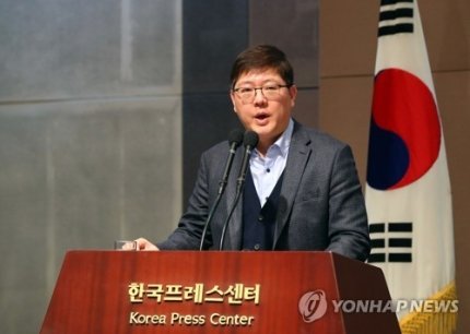 김홍걸. 김대중 전 대통령 아들이 전남 영암무안신안 재선거에 출바할 뜻을 밝혔다

그는 2002년 최규선게이트에 연류되어 36억 뇌물을 받은 혐의로 복역 하다 노무현때 사면받는다

아버지의 후광을 팔아 뇌물로 처벌받은 귀족이 이젠 정치권을 기웃거리며 출마를 운운한다

진정 정의는 어디있는가?