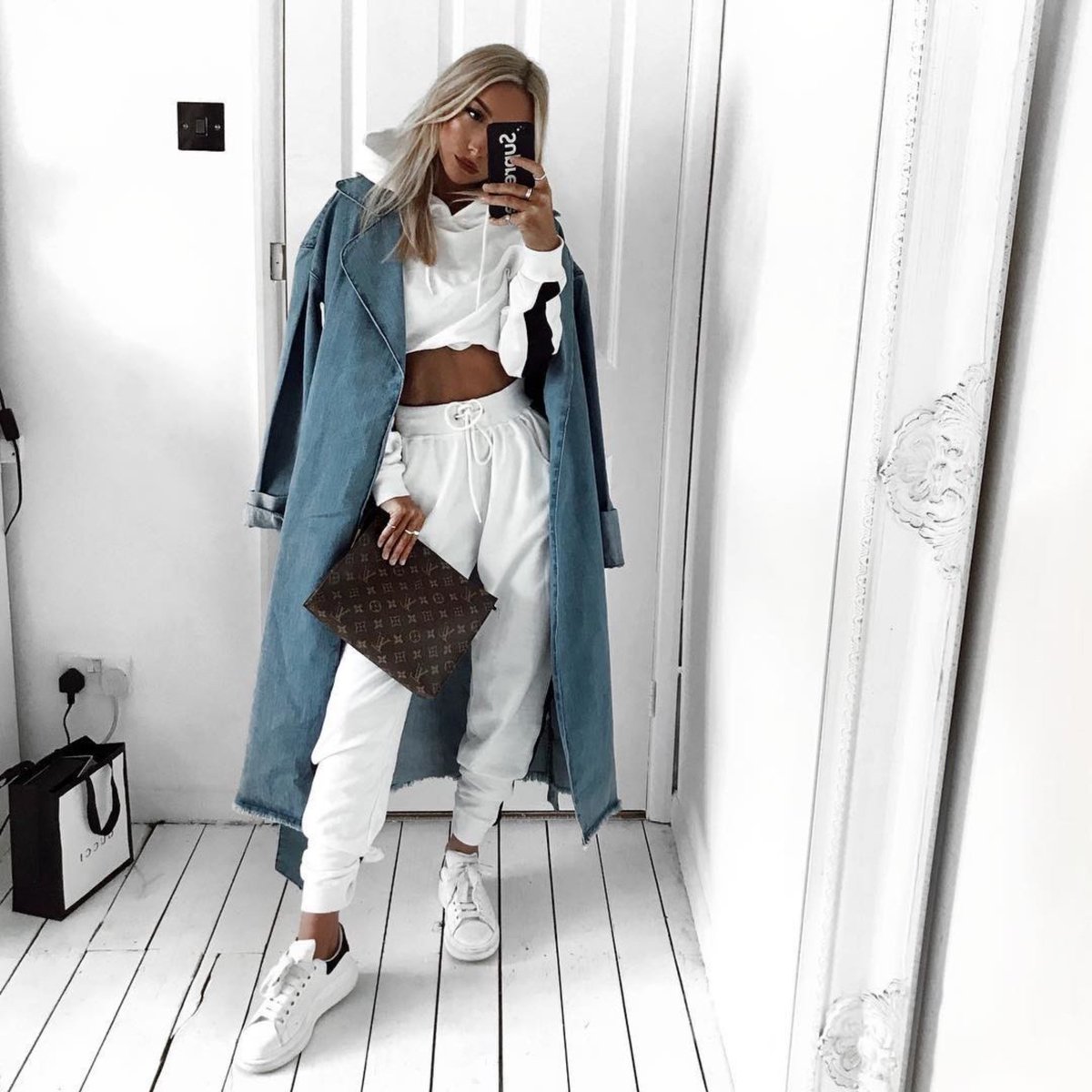 LGBoutiqueUK's tweet photo. ✖️😍KEEP CHILLIN'😍✖️ Babe @emilycocklin lookin' 🔥wearing our sidestripe cropped lounge set💥
 https://t.co/wRrv1n3hw4 
#lookgoodboutique #lookgood #lookgoodboutiqueuk https://t.co/NcMK7oNreG