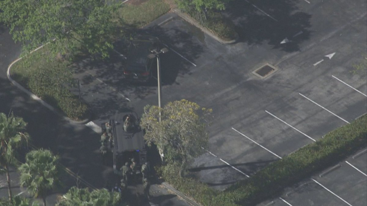 Sunrise police SWAT team swarms parking lot near Sawgrass Mills bit.ly/2oJMTpT?utm_so… https://t.co/XlHjXHjkaM