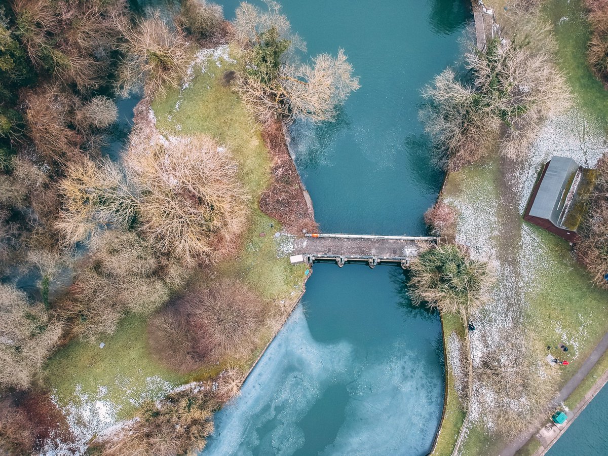 We managed to catch the last bit of #snow &amp; #ice with the #DJISpark over #Hurleylock this weekend accompanied by our #dronepilot friends <a href="/PRMcC/">dnf</a> &amp; <a href="/purple4good/">Simon Richards</a> 📸❄️ #drone #dronephotography #DJI #dronedreamsuk #hurley #riverthames #photo #aerialphotography <a href="/StormHour/">#StormHour</a> <a href="/500pxrtg/">Photography RT Group</a>