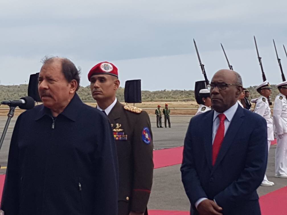 FidelVsquezPSUV's tweet photo. Es un honor recibir en nombre del Pdte @NicolasMaduro y del pueblo de Venezuela al amigo y hermano de esta patria, Pdte de Nicaragua Daniel Ortega, quien participará en la Cumbre del ALBA-TCP y en los Actos del 5to Aniversario de la Siembra del Comandante Chávez #TodosSomosChavez https://t.co/QoDzPcbVFv