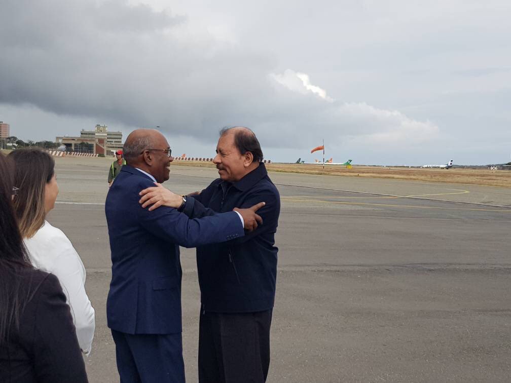 FidelVsquezPSUV's tweet photo. Es un honor recibir en nombre del Pdte @NicolasMaduro y del pueblo de Venezuela al amigo y hermano de esta patria, Pdte de Nicaragua Daniel Ortega, quien participará en la Cumbre del ALBA-TCP y en los Actos del 5to Aniversario de la Siembra del Comandante Chávez #TodosSomosChavez https://t.co/QoDzPcbVFv