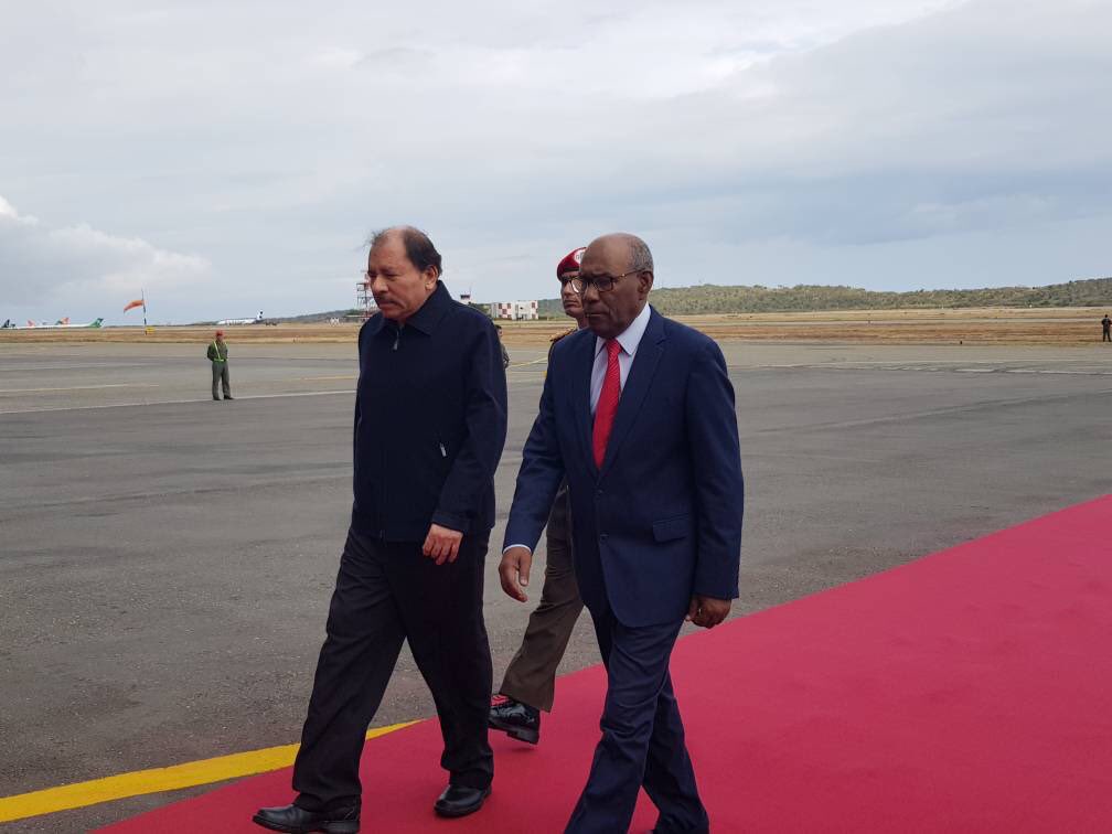 FidelVsquezPSUV's tweet photo. Es un honor recibir en nombre del Pdte @NicolasMaduro y del pueblo de Venezuela al amigo y hermano de esta patria, Pdte de Nicaragua Daniel Ortega, quien participará en la Cumbre del ALBA-TCP y en los Actos del 5to Aniversario de la Siembra del Comandante Chávez #TodosSomosChavez https://t.co/QoDzPcbVFv