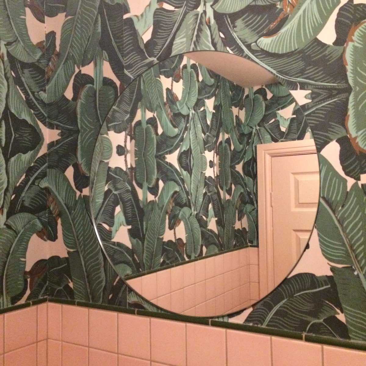 Stopped by @PalmvaultsE8 today and they have the CUTEST #Bathroom 😍😍 Check out our Insta story for more! #InteriorGoals