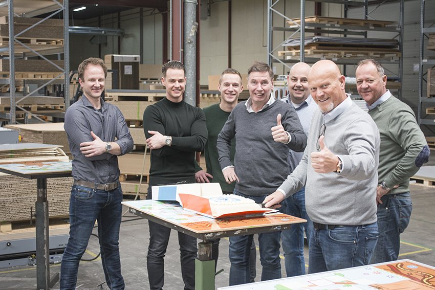 SmitVisual's tweet image. Dit jaar bestaan we 40 jaar. In die tijd zijn we uitgegroeid van een lokaal familiebedrijf naar een internationale onderneming met uitlevering naar meer dan 50 landen wereldwijd. Nog steeds produceren we alle whiteboards en prikborden zelf in onze productiehallen in Geldrop.