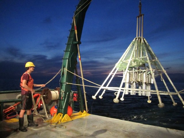 PSU_ECMSS's tweet photo. Happy Monday! Today's #ECMSS #SpeakerSpotlight is Uyen Nguyen (@Unguyen90): looking at whether microbes in the Gulf of Mexico can degrade hydrocarbons related to the Deepwater Horizon oil spill. Photos: 1. Sampling sediments from the Gulf 2. @Unguyen90 in the lab @PSUresearch https://t.co/PAK1uQeUh1