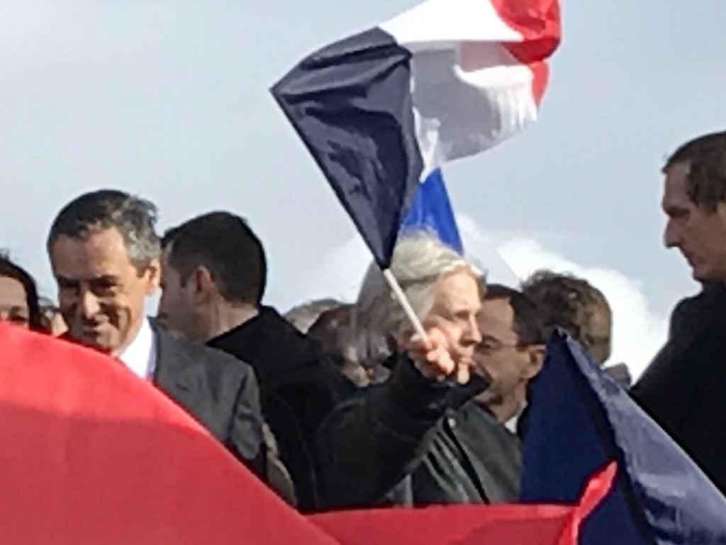 VirgMey75's tweet photo. @FF2017monPdt @Rose_Davril @UWontTakeMe @FrancoisFillon 👍 Je dirai même... Radicalement vôtre 😉 puisque la liberté mêlée à la responsabilité induite par le mot #faire sont désormais radicaux... #UneGrandeJournée https://t.co/Wo5Wkp3Dn5