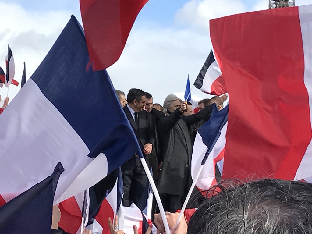 VirgMey75's tweet photo. @FF2017monPdt @Rose_Davril @UWontTakeMe @FrancoisFillon 👍 Je dirai même... Radicalement vôtre 😉 puisque la liberté mêlée à la responsabilité induite par le mot #faire sont désormais radicaux... #UneGrandeJournée https://t.co/Wo5Wkp3Dn5
