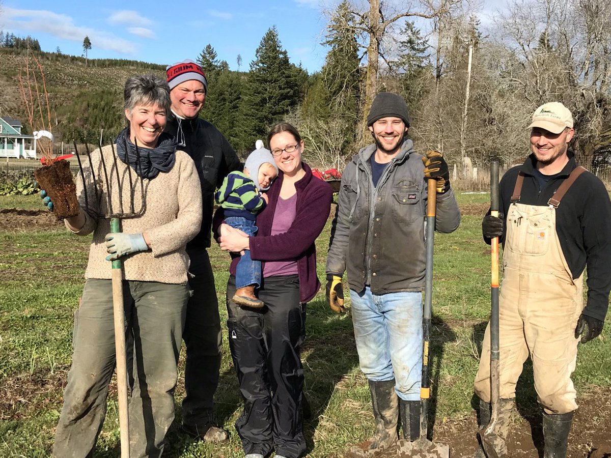 SVFarmsLLC's tweet photo. Some of our team planting blueberries, currants, kiwi (!) &amp; strawberries this weekend. #SummerIsComing https://t.co/1fmzxIV0Hi