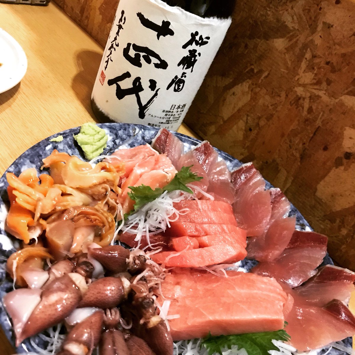 MARIfromJP4's tweet photo. #十四代 Juyon-dai is special japanese SAKE. Moreover, #sake goes well with fresh raw fishes! 
十四代中でも秘蔵酒と呼ばれる貴重な日本酒を新鮮お刺身をあてに頂きました。日本人で良かったと思える至福の時間:) #foodie #japanesefood #happytime #일본술 #sashimi #회 https://t.co/bDdVMUCKzq