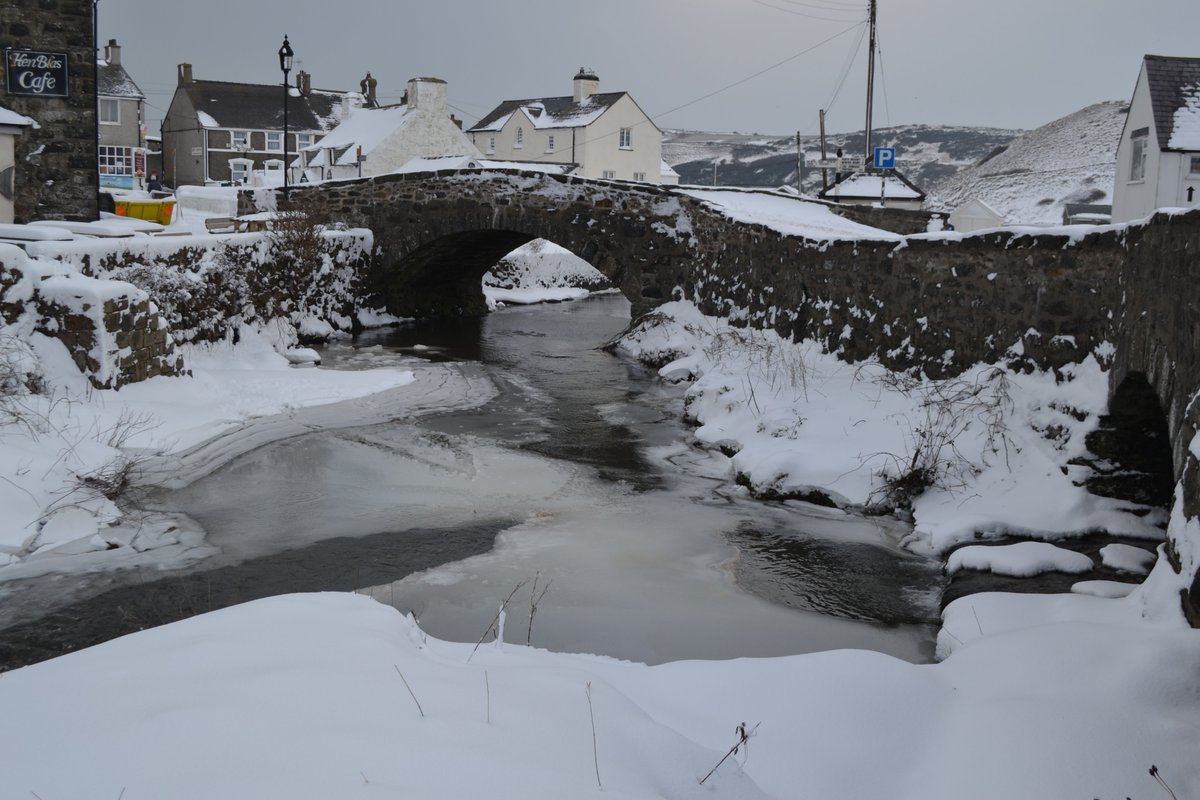 Last weekend brought more snow to Aberdaron than we've seen in 35 years!
exploringnorthwales.blogspot.co.uk/2018/03/snowy-…