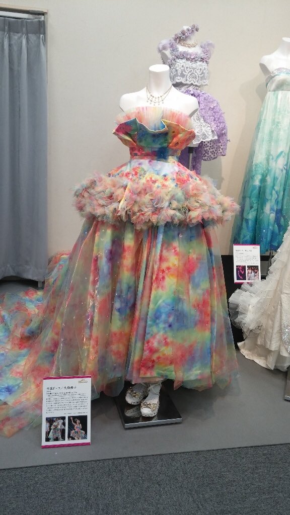 O Xrhsths アイドル衣装bot Sto Twitter 大島優子 卒業ドレス Akb48 大島優子 丈がロングとミニどちらもできる仕様になっています 他メンバーに比べると かなりカラフルで明るい印象のドレスです 頭に付けた金色のミニ王冠も可愛らしいです アイドル アイドル