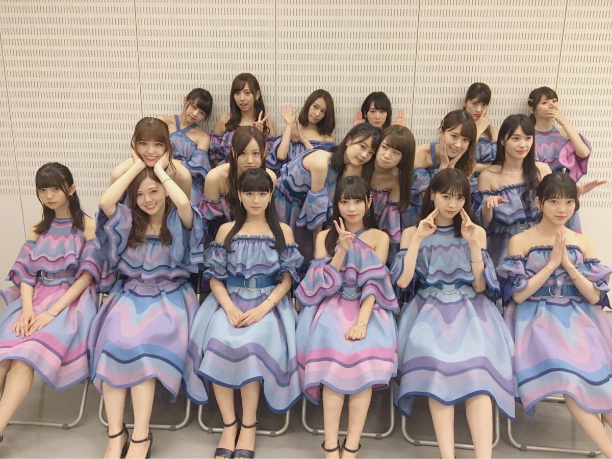 逃げ水/乃木坂46 乃木坂では珍しい大胆な肩出しが特徴的な衣装です。袖