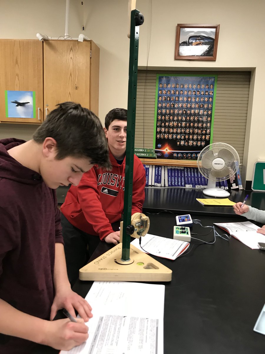 FeineisPhysics's tweet photo. Investigating standing waves and their patterns #BSD220 #ngssphysics #nicenodes https://t.co/VJP5FDz835