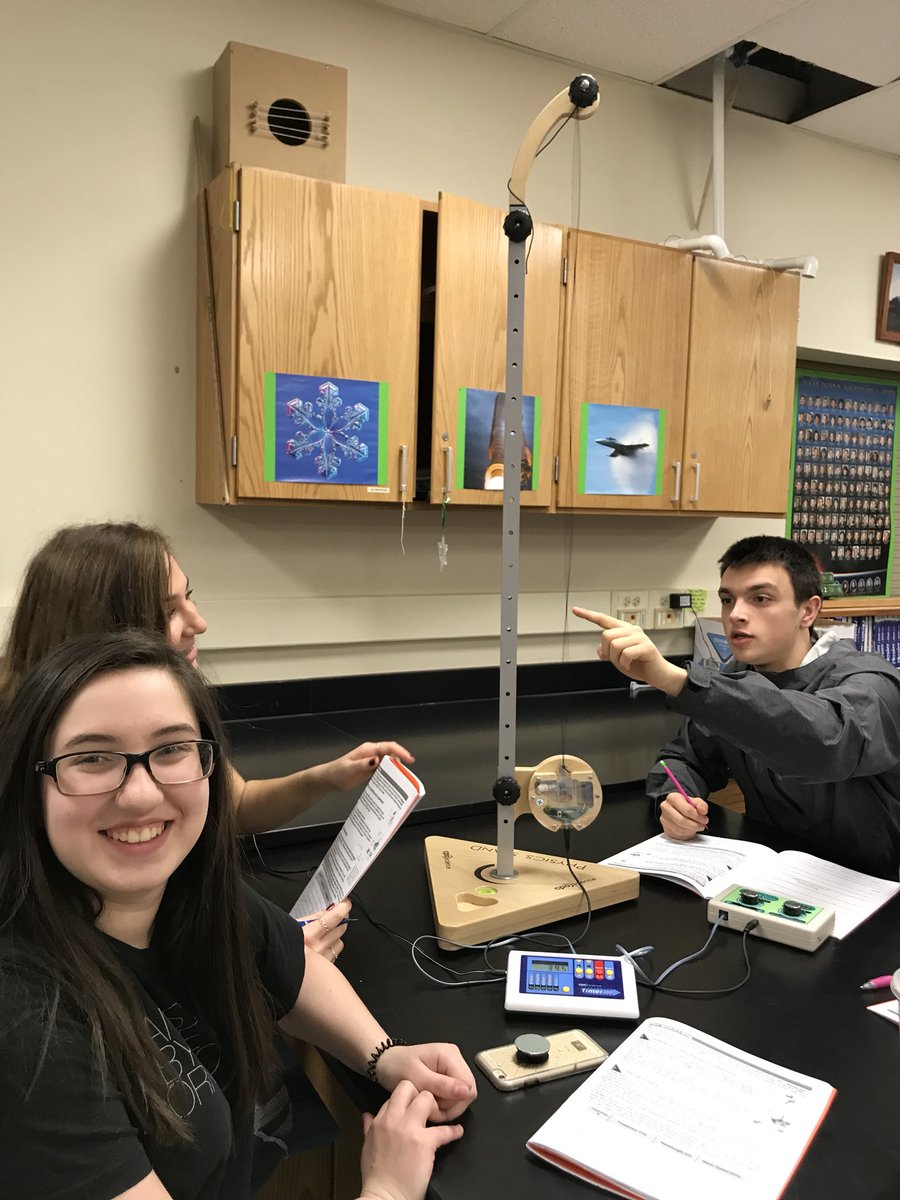 FeineisPhysics's tweet photo. Investigating standing waves and their patterns #BSD220 #ngssphysics #nicenodes https://t.co/VJP5FDz835