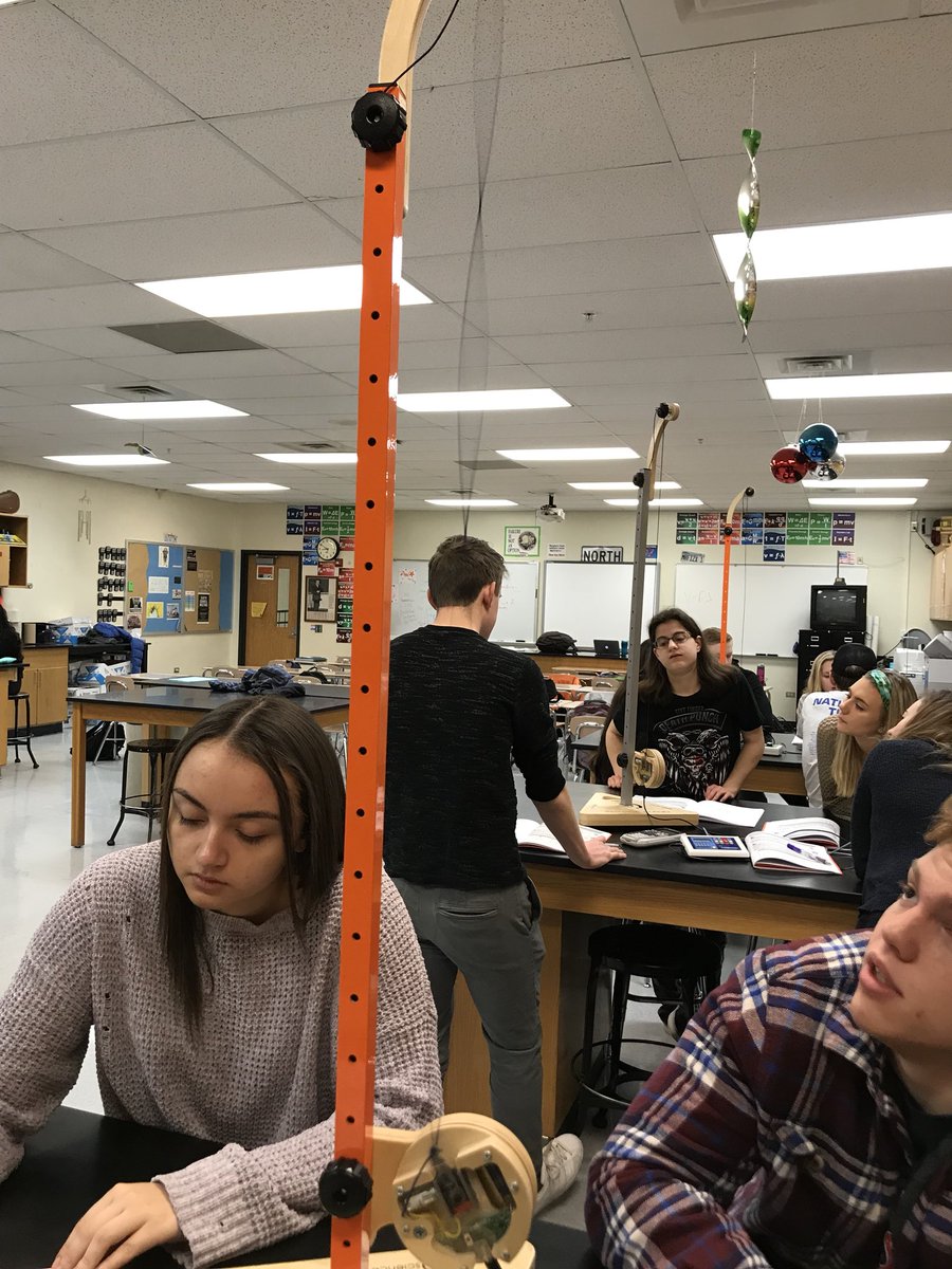 FeineisPhysics's tweet photo. Investigating standing waves and their patterns #BSD220 #ngssphysics #nicenodes https://t.co/VJP5FDz835