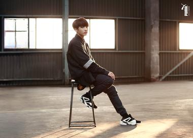 ForBTSARMYBr's tweet photo. [📸] 4 anos de PUMA x BTS 

#BOGSOCK - 2016

#iHeartAwards #BestFanArmy #BTSARMY @BTS_twt • BASE LINE https://t.co/T0Tg7NewiF