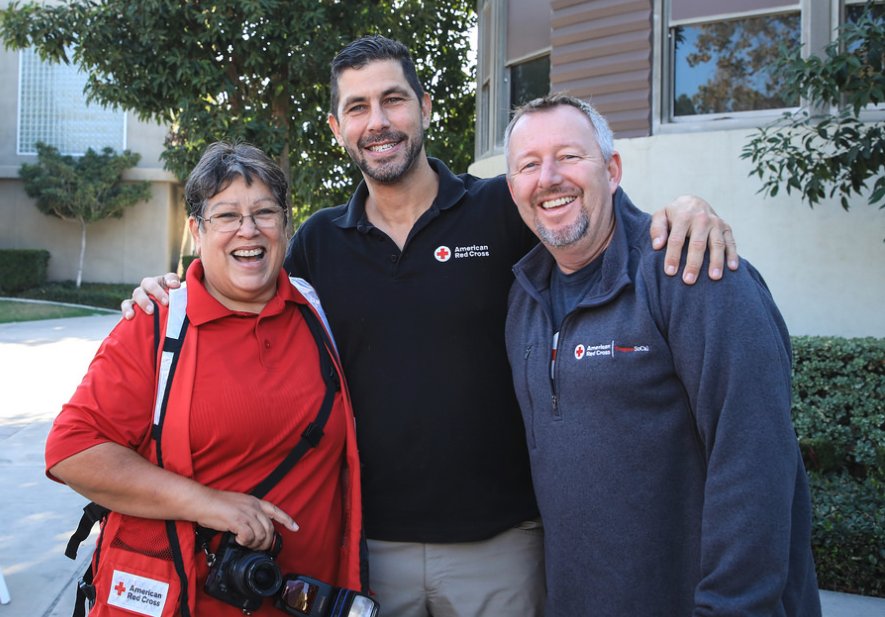 RedCrossLA's tweet photo. On 9.23.17, #RedCrossLA volunteer photographer Debi Moraza joined more than 100 volunteers at a Sound the Alarm event in @CityofElMonte . In the spirit of #RedCrossMonth, consider joining Debi as a #RedCross volunteer:  https://t.co/f8W5PDBGe1 @JarrettBarrios @JonMMyers https://t.co/ofRNFX1BP4