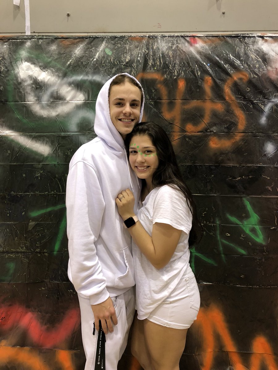 olivialeal8's tweet photo. i love dwdw!!!! it’s #ftk #dwdw18 https://t.co/DyuQdzT0bD