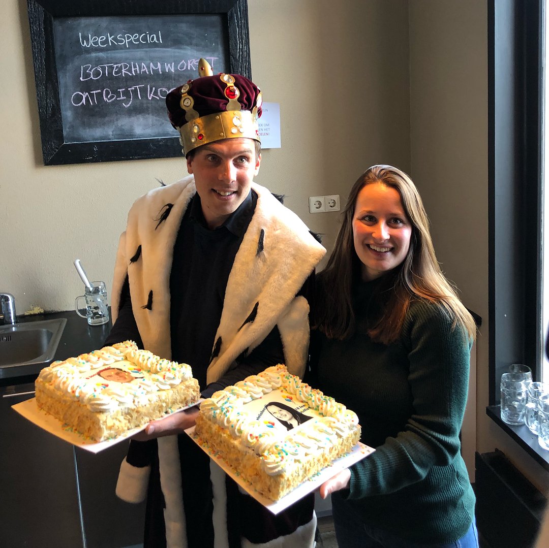 Trots op onze toppers Sander Koning en Helena Ferreira-de Jager. Alweer 10 jaar in dienst. Dat moet gevierd worden!